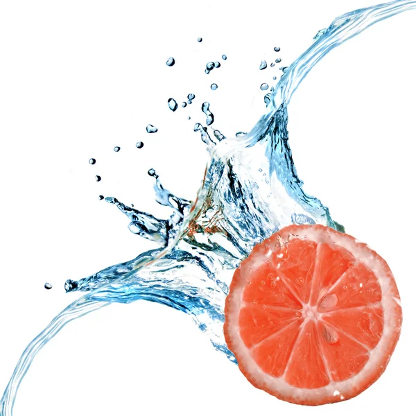 Färsk grapefrukt som tappats i vatten — Stockfoto