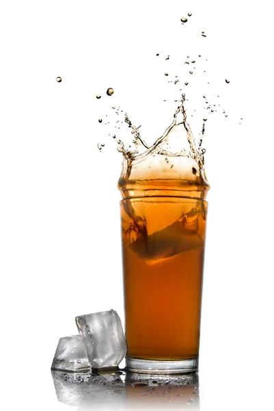 Mooie splash van cola in glas — Stockfoto