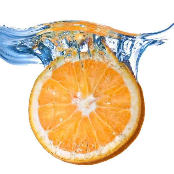 Čerstvý pomeranč, spadl do vody — Stock fotografie