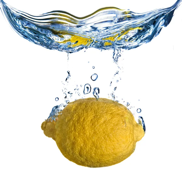 Frische Zitrone ins Wasser gefallen lizenzfreie Stockfotos