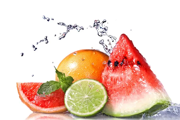Spruzzi d'acqua su frutta fresca Fotografia Stock
