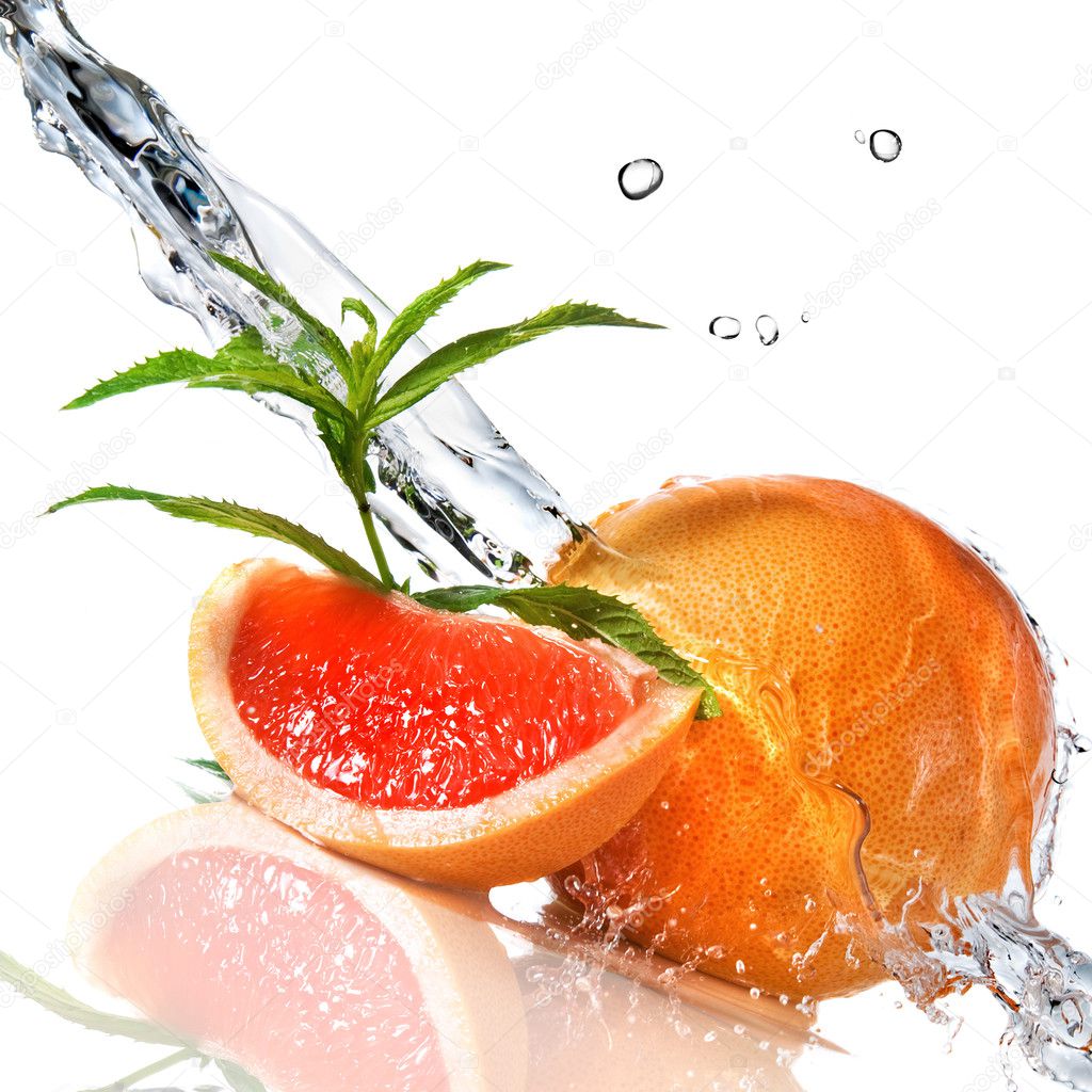 Water splash on grapefruit with mint