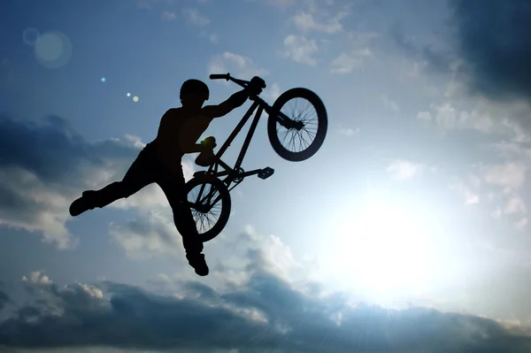 Silhueta de menino com bicicleta — Fotografia de Stock