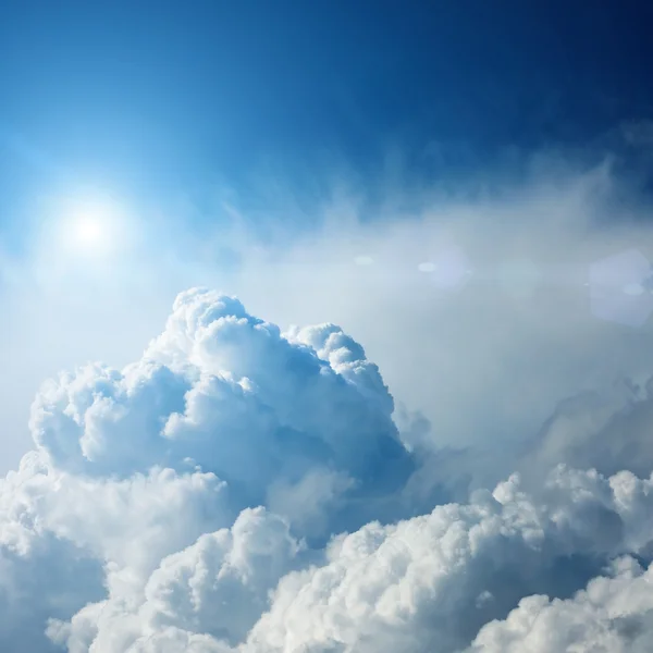 Dramáticas nubes de tormenta con sol — Foto de Stock