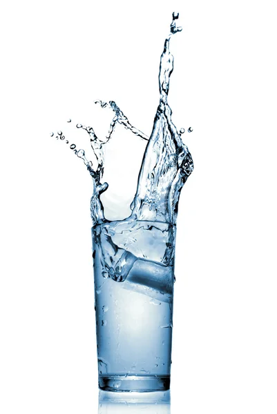 Water splash in glas geïsoleerd — Stockfoto