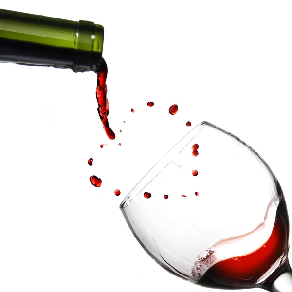 Coração de derramar vinho tinto em cálice — Fotografia de Stock