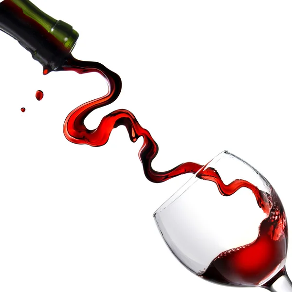 Verser du vin rouge dans un gobelet en verre — Photo