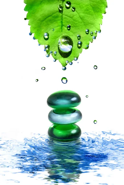 Wellness-Steine in Wasser und Blatt — Stockfoto