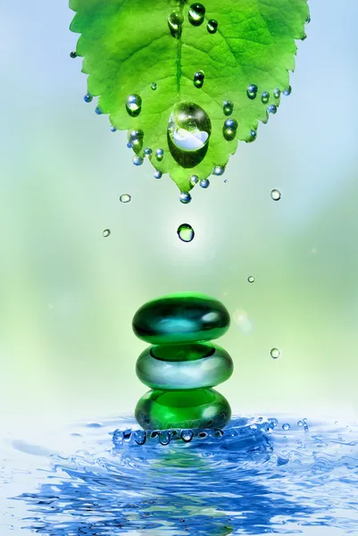 Balancierende Wellness-Steine mit Blatt- und Wassertropfen — Stockfoto