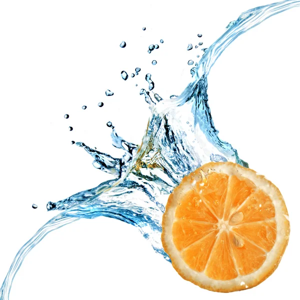 新鲜橘子掉入水与 sp — 图库照片