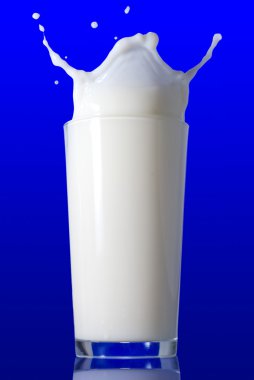sıçrama izole mavi süt