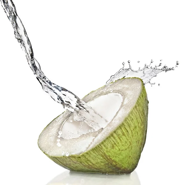 Zielony kokosowe z plusk wody — Zdjęcie stockowe