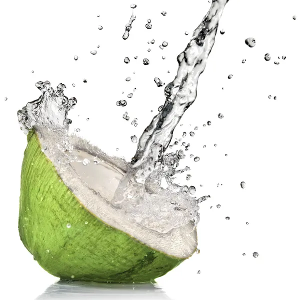 Noix de coco verte avec éclaboussure d'eau — Photo