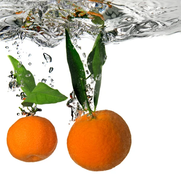 Mandarinka zelených listů a vodou — Stock fotografie