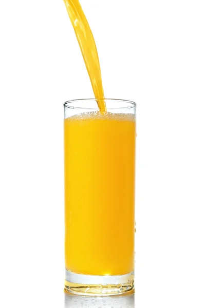Sumo de laranja poring em vidro isolado — Fotografia de Stock