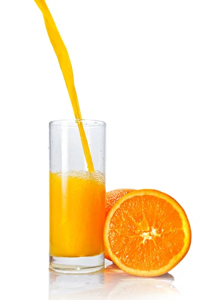 Sok pomarańczowy, przedzieranie się w szkło na białym tle — Zdjęcie stockowe