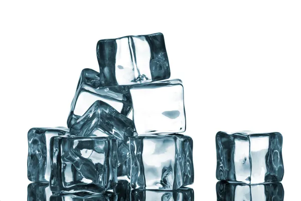 Kostki lodu z kropli wody na białej — Zdjęcie stockowe