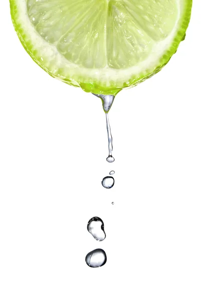 Verse limoen segment met waterdruppels — Stockfoto