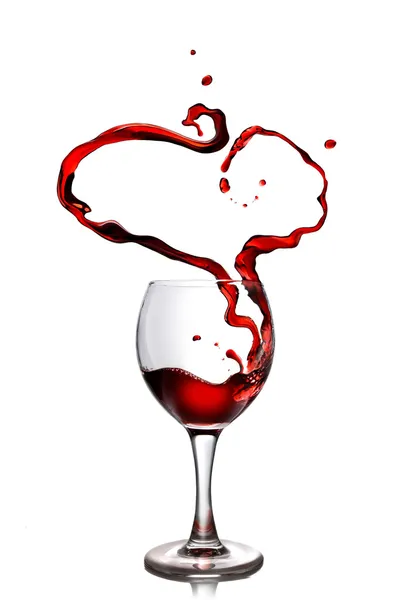 Severan şarapta dökme gelen kırmızı kalp — Stok fotoğraf