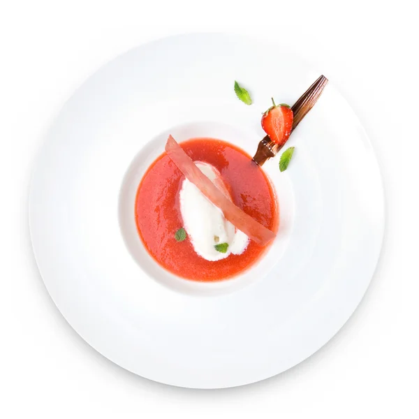 Na białym tle truskawkowy deser na talerzu — Zdjęcie stockowe