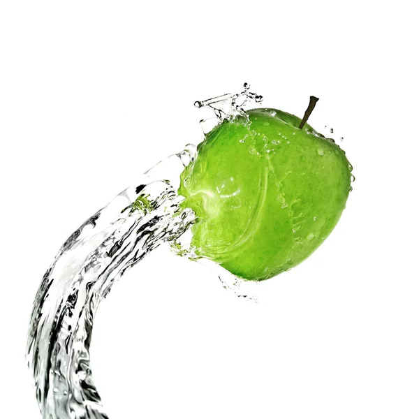 Respingo de água doce na maçã verde — Fotografia de Stock