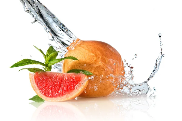 Salpicadura de agua en pomelo con menta — Foto de Stock