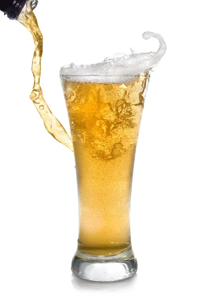병에서 유리로 쏟아져 나오는 맥주 — 스톡 사진