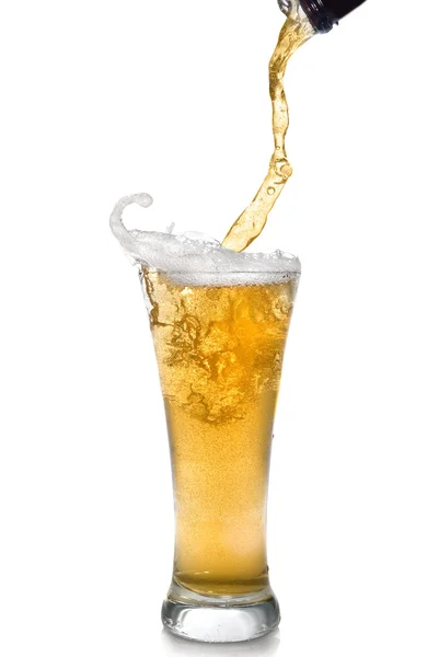 Cerveja derramando de garrafa em vidro — Fotografia de Stock