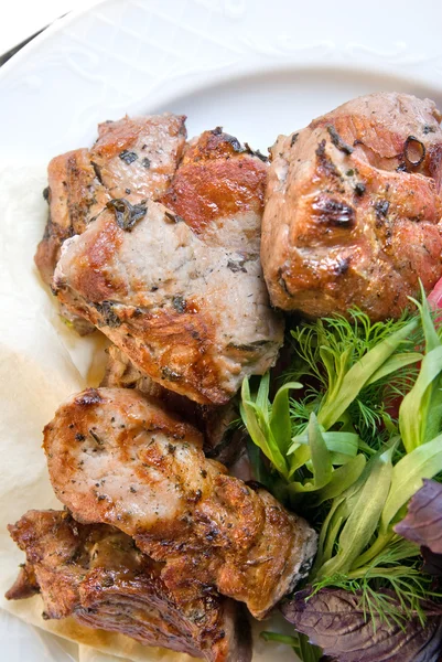 Gebratenes Fleisch mit Potherbs auf dem Teller — Stockfoto