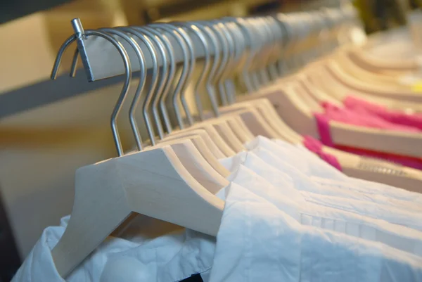 Vestiti su rack in negozio — Foto Stock