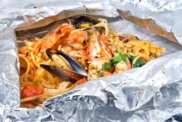 stock image Pasta with oysters and tomato in foil