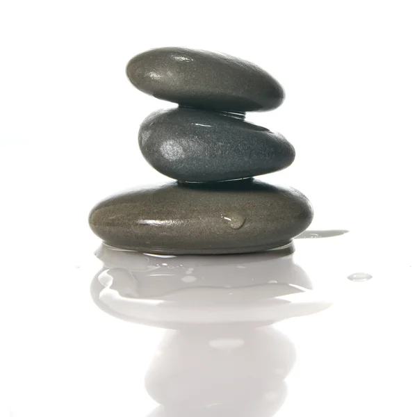 Wellness kameny s odleskem izolovaných na bílém — Stock fotografie