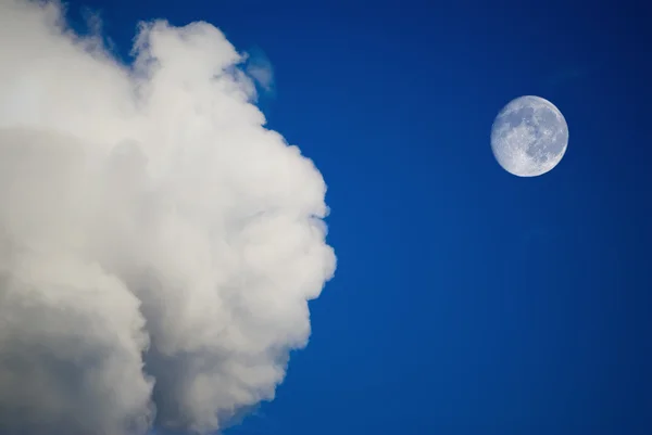 Ay ve bulutların üstünde mavi gökyüzü — Stok fotoğraf