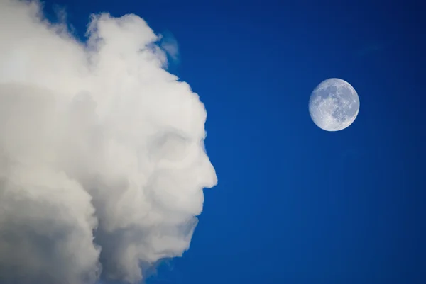 Lua e nuvens no céu azul — Fotografia de Stock