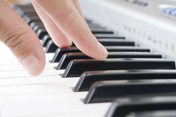 Main jouant de la musique au piano — Photo