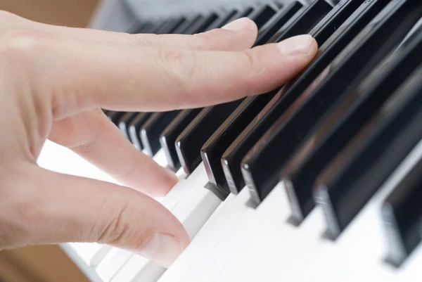 पियानो पर हाथ से संगीत बजाना — स्टॉक फ़ोटो, इमेज