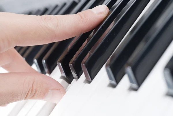 Mão tocando música no piano — Fotografia de Stock