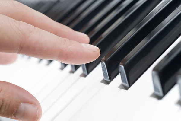 Χέρι παίζει μουσική στο πιάνο — Φωτογραφία Αρχείου