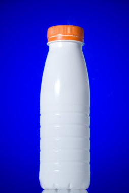 izole mavi beyaz süt şişesi