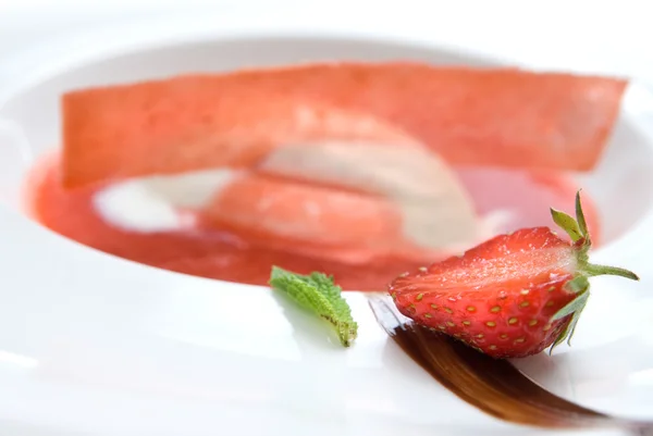 Erdbeer-Dessert auf dem Teller — Stockfoto
