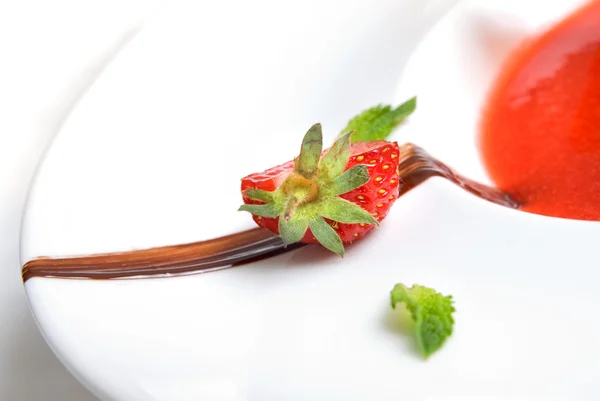 Dessert aux fraises dans l'assiette — Photo