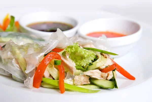 Rolos chineses com legumes no prato — Fotografia de Stock