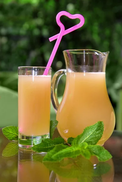 Studený nápoj ve sklenici s mátou — Stock fotografie