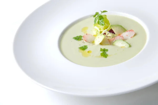 Холодный суп с крабом на тарелке — стоковое фото