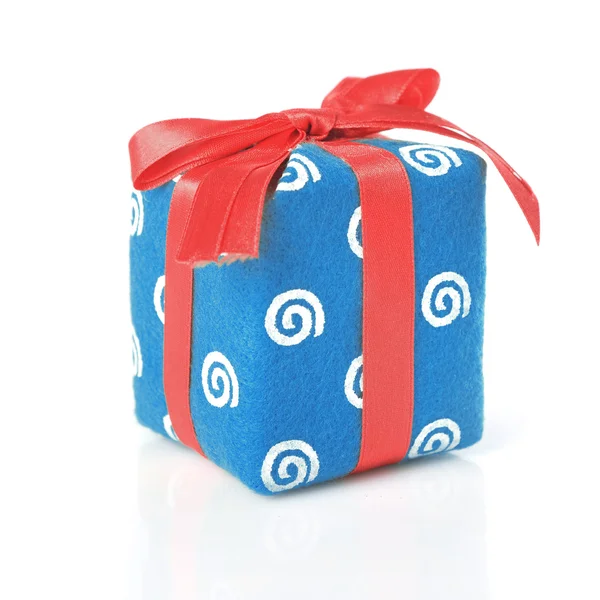 Mavi üzerine beyaz izole kırmızı kurdele ile hediye — Stok fotoğraf