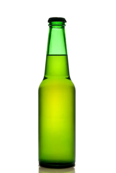 Zelené pivo láhev izolované na bílém — Stock fotografie