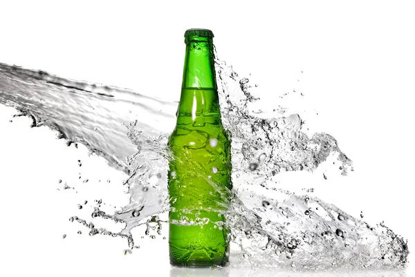 Grüne Bierflasche mit Wasserspritzer — Stockfoto