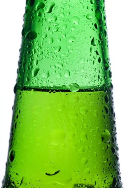 水滴孤立在白色与绿色啤酒瓶 — 图库照片