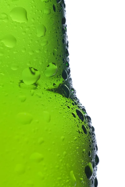 Μπουκάλι πράσινο μπύρα με σταγόνες νερού που απομονώνονται σε λευκό — Φωτογραφία Αρχείου