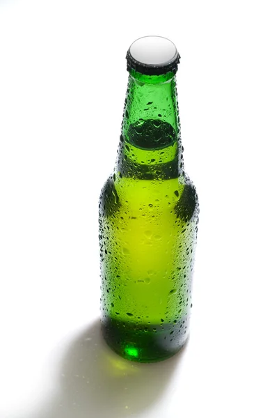 Garrafa de cerveja verde com gotas de água isoladas em branco — Fotografia de Stock